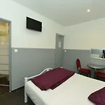 دي لا بوست 3* باريس